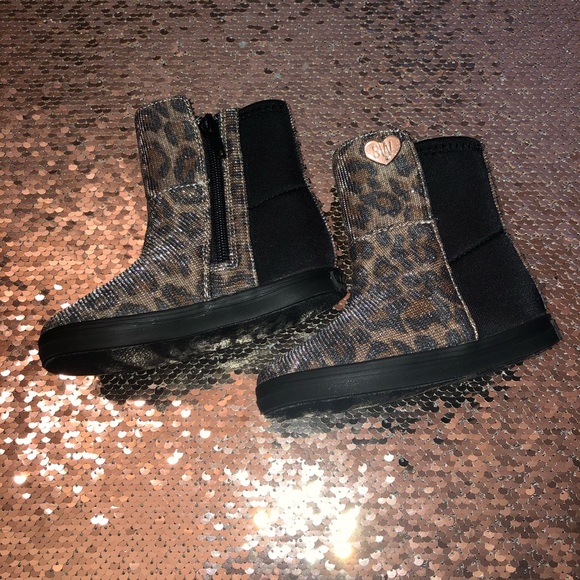 Adorable cheetah  zip up boots STUART  WEITZMAN 🥰 - Picture 3 of 8